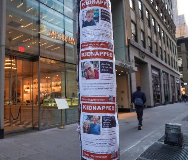 NEW YORK - 2 Kasım 2023: 7 Ekim 2023 'te Hamas' ın saldırısından sonra kaçırılan İsraillileri gösteren posterler
