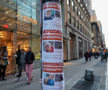 NEW YORK - 2 Kasım 2023: 7 Ekim 2023 'te Hamas' ın saldırısından sonra kaçırılan İsraillileri gösteren posterler