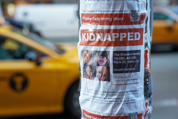 НЬЮ-ЙОРК - 2 ноября 2023 года: Плакаты в Манхэттене, Нью-Йорк, показывающие похищенных израильтян после нападения Хамаса 7 октября 2023 года