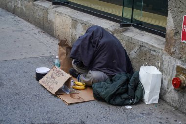 NEW YORK - 2 Kasım 2023: Manhattan şehir merkezindeki 5. caddede evsiz adam