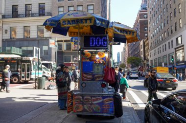 NEW YORK - 2 Kasım 2023: Manhattan 'da sokak yemekleri satıcısı. Şehir tarafından lisanslı yaklaşık 4 bin tane seyyar yiyecek satıcısı var. 