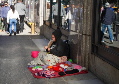 NEW YORK - 2 Kasım 2023: Manhattan 'da 5. caddede evsiz bir kadın