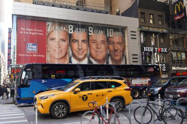 NEW YORK - 2 Kasım 2023: Fox News Channel reklam panosu 6. Cadde ve 47. Cadde 'nin köşesine asıldı. Fox Corporation, ABD 'li çok uluslu bir kitle iletişim şirketi. 