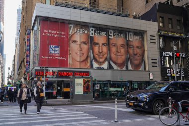NEW YORK - 2 Kasım 2023: Fox News Channel reklam panosu 6. Cadde ve 47. Cadde 'nin köşesine asıldı. Fox Corporation, ABD 'li çok uluslu bir kitle iletişim şirketi. 