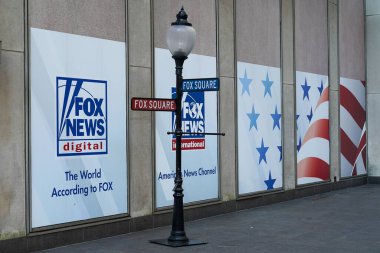 NEW YORK - 2 Kasım 2023: New York 'taki News Corporation binasında Fox News tabelası asıldı. Fox Corporation, merkezi New York 'ta bulunan çok uluslu bir medya şirketidir.