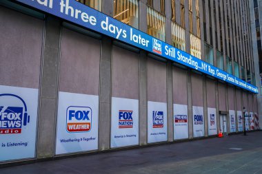 NEW YORK - 2 Kasım 2023: New York 'taki News Corporation binasında Fox News tabelası asıldı. Fox Corporation, merkezi New York 'ta bulunan çok uluslu bir medya şirketidir.