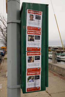 BROOKLYN, New York - 9 Kasım 2023: 7 Ekim 2023 'te Hamas' ın saldırısından sonra kaçırılan İsraillileri gösteren posterler