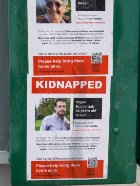 BROOKLYN, New York - 9 Kasım 2023: 7 Ekim 2023 'te Hamas' ın saldırısından sonra kaçırılan İsraillileri gösteren posterler