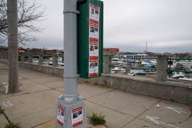 BROOKLYN, New York - 9 Kasım 2023: 7 Ekim 2023 'te Hamas' ın saldırısından sonra kaçırılan İsraillileri gösteren posterler