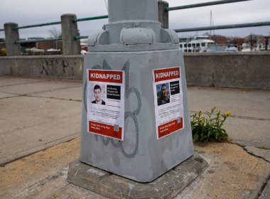 BROOKLYN, New York - 9 Kasım 2023: 7 Ekim 2023 'te Hamas' ın saldırısından sonra kaçırılan İsraillileri gösteren posterler