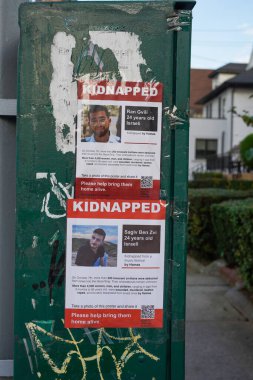 BROOKLYN, New York - 9 Kasım 2023: 7 Ekim 2023 'te Hamas' ın saldırısından sonra kaçırılan İsraillileri gösteren posterler