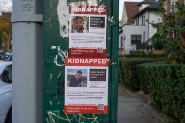 BROOKLYN, New York - 9 Kasım 2023: 7 Ekim 2023 'te Hamas' ın saldırısından sonra kaçırılan İsraillileri gösteren posterler