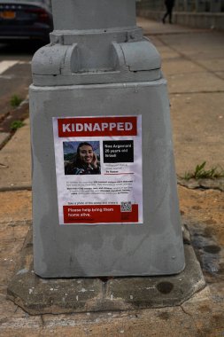 BROOKLYN, New York - 9 Kasım 2023: 7 Ekim 2023 'te Hamas' ın saldırısından sonra kaçırılan İsraillileri gösteren posterler