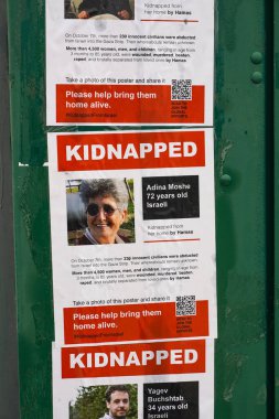 BROOKLYN, New York - 9 Kasım 2023: 7 Ekim 2023 'te Hamas' ın saldırısından sonra kaçırılan İsraillileri gösteren posterler
