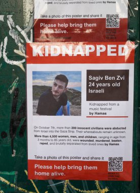 BROOKLYN, New York - 9 Kasım 2023: 7 Ekim 2023 'te Hamas' ın saldırısından sonra kaçırılan İsraillileri gösteren posterler