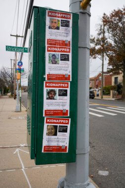 BROOKLYN, New York - 9 Kasım 2023: 7 Ekim 2023 'te Hamas' ın saldırısından sonra kaçırılan İsraillileri gösteren posterler