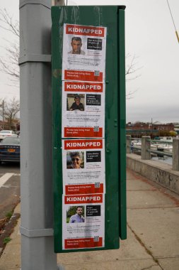 BROOKLYN, New York - 9 Kasım 2023: 7 Ekim 2023 'te Hamas' ın saldırısından sonra kaçırılan İsraillileri gösteren posterler