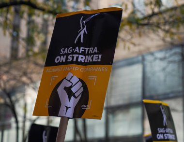 NEW YORK - NOVEMBER 2, 2023: SAG-AFTRA üyeleri Manhattan şehir merkezindeki NBC Stüdyoları önünde greve devam ederken, 