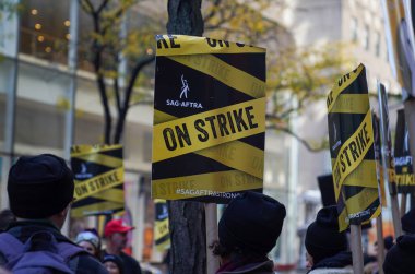 NEW YORK - NOVEMBER 2, 2023: SAG-AFTRA üyeleri Manhattan şehir merkezindeki NBC Stüdyoları önünde greve devam ederken, 