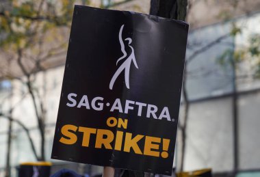 NEW YORK - NOVEMBER 2, 2023: SAG-AFTRA üyeleri Manhattan şehir merkezindeki NBC Stüdyoları önünde greve devam ederken, 
