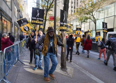 NEW YORK - NOVEMBER 2, 2023: SAG-AFTRA üyeleri Manhattan şehir merkezindeki NBC Stüdyoları önünde greve devam ederken, 