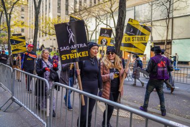 NEW YORK - NOVEMBER 2, 2023: SAG-AFTRA üyeleri Manhattan şehir merkezindeki NBC Stüdyoları önünde greve devam ederken, 