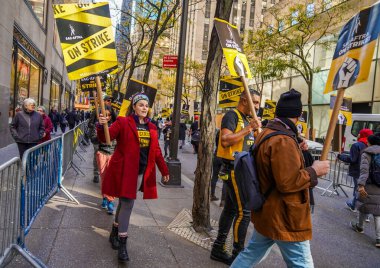 NEW YORK - NOVEMBER 2, 2023: SAG-AFTRA üyeleri Manhattan şehir merkezindeki NBC Stüdyoları önünde greve devam ederken, 