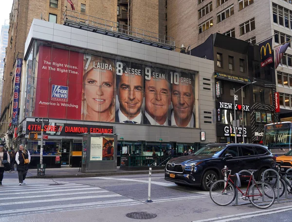 NEW YORK - 2 Kasım 2023: Fox News Channel reklam panosu 6. Cadde ve 47. Cadde 'nin köşesine asıldı. Fox Corporation, ABD 'li çok uluslu bir kitle iletişim şirketi. 