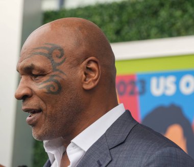 NEW YORK - 28 AĞUSTOS 2023: Eski boks şampiyonu Mike Tyson, New York 'taki USTA Ulusal Tenis Merkezi' nde 2023 ABD Açık açılış gecesi seremonisinden önce mavi halıda