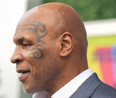 NEW YORK - 28 AĞUSTOS 2023: Eski boks şampiyonu Mike Tyson, New York 'taki USTA Ulusal Tenis Merkezi' nde 2023 ABD Açık açılış gecesi seremonisinden önce mavi halıda