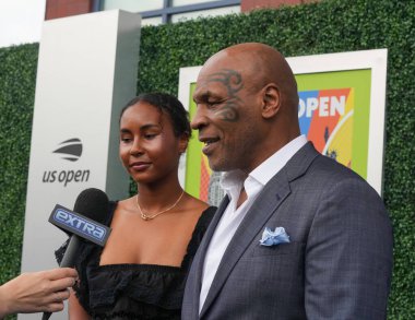 NEW YORK - 28 AĞUSTOS 2023: Mike Tyson 'ın kızı Milan Tyson ve eski boks şampiyonu Mike Tyson, New York' taki USTA Ulusal Tenis Merkezi 'nde 2023 ABD Açık açılış gecesinden önce mavi halıda