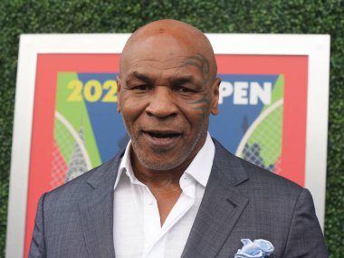 NEW YORK - 28 AĞUSTOS 2023: Eski boks şampiyonu Mike Tyson, New York 'taki USTA Ulusal Tenis Merkezi' nde 2023 ABD Açık açılış gecesi seremonisinden önce mavi halıda