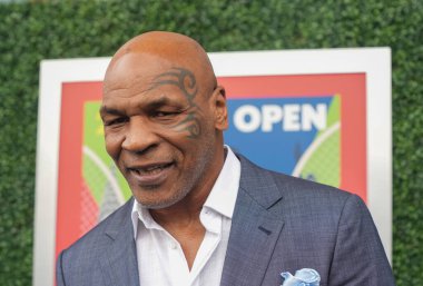 NEW YORK - 28 AĞUSTOS 2023: Eski boks şampiyonu Mike Tyson, New York 'taki USTA Ulusal Tenis Merkezi' nde 2023 ABD Açık açılış gecesi seremonisinden önce mavi halıda