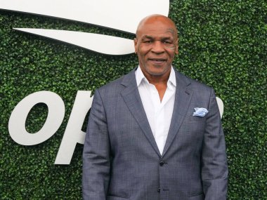 NEW YORK - 28 AĞUSTOS 2023: Eski boks şampiyonu Mike Tyson, New York 'taki USTA Ulusal Tenis Merkezi' nde 2023 ABD Açık açılış gecesi seremonisinden önce mavi halıda