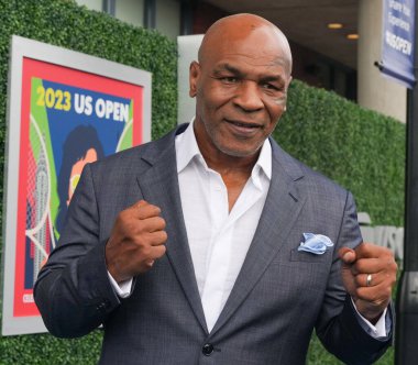 NEW YORK - 28 AĞUSTOS 2023: Eski boks şampiyonu Mike Tyson, New York 'taki USTA Ulusal Tenis Merkezi' nde 2023 ABD Açık açılış gecesi seremonisinden önce mavi halıda