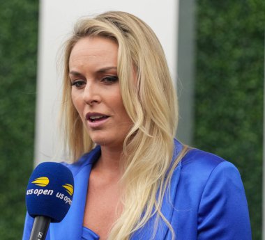 NEW YORK - 28 AĞUSTOS 2023: Eski Olimpiyatçı Lindsey Vonn New York 'taki USTA Ulusal Tenis Merkezi' nde 2023 ABD Açık Açılış Gecesi öncesinde mavi halıda