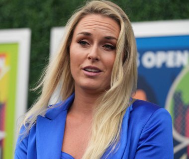 NEW YORK - 28 AĞUSTOS 2023: Eski Olimpiyatçı Lindsey Vonn New York 'taki USTA Ulusal Tenis Merkezi' nde 2023 ABD Açık Açılış Gecesi öncesinde mavi halıda