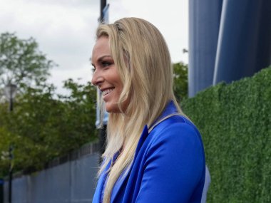 NEW YORK - 28 AĞUSTOS 2023: Eski Olimpiyatçı Lindsey Vonn New York 'taki USTA Ulusal Tenis Merkezi' nde 2023 ABD Açık Açılış Gecesi öncesinde mavi halıda