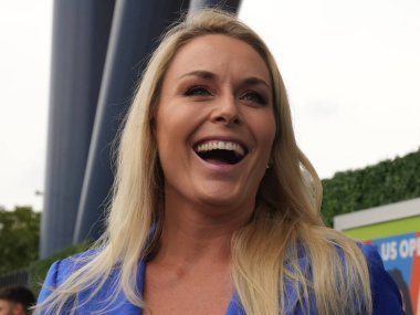 NEW YORK - 28 AĞUSTOS 2023: Eski Olimpiyatçı Lindsey Vonn New York 'taki USTA Ulusal Tenis Merkezi' nde 2023 ABD Açık Açılış Gecesi öncesinde mavi halıda