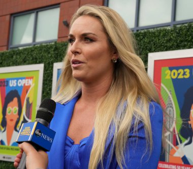 NEW YORK - 28 AĞUSTOS 2023: Eski Olimpiyatçı Lindsey Vonn New York 'taki USTA Ulusal Tenis Merkezi' nde 2023 ABD Açık Açılış Gecesi öncesinde mavi halıda