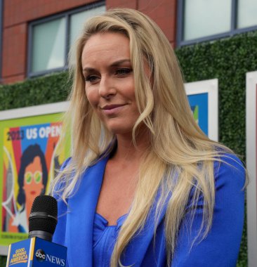NEW YORK - 28 AĞUSTOS 2023: Eski Olimpiyatçı Lindsey Vonn New York 'taki USTA Ulusal Tenis Merkezi' nde 2023 ABD Açık Açılış Gecesi öncesinde mavi halıda