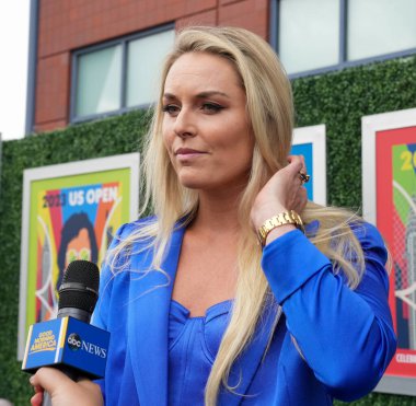 NEW YORK - 28 AĞUSTOS 2023: Eski Olimpiyatçı Lindsey Vonn New York 'taki USTA Ulusal Tenis Merkezi' nde 2023 ABD Açık Açılış Gecesi öncesinde mavi halıda