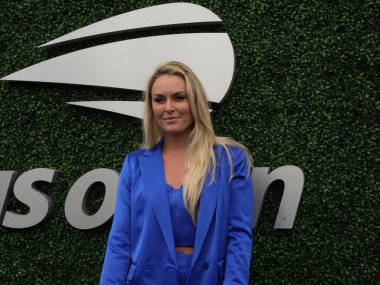 NEW YORK - 28 AĞUSTOS 2023: Eski Olimpiyatçı Lindsey Vonn New York 'taki USTA Ulusal Tenis Merkezi' nde 2023 ABD Açık Açılış Gecesi öncesinde mavi halıda