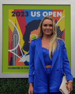 NEW YORK - 28 AĞUSTOS 2023: Eski Olimpiyatçı Lindsey Vonn New York 'taki USTA Ulusal Tenis Merkezi' nde 2023 ABD Açık Açılış Gecesi öncesinde mavi halıda