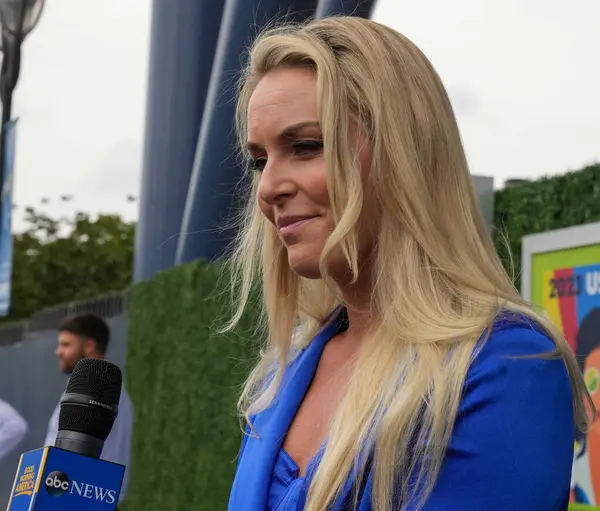 NEW YORK - 28 AĞUSTOS 2023: Eski Olimpiyatçı Lindsey Vonn New York 'taki USTA Ulusal Tenis Merkezi' nde 2023 ABD Açık Açılış Gecesi öncesinde mavi halıda