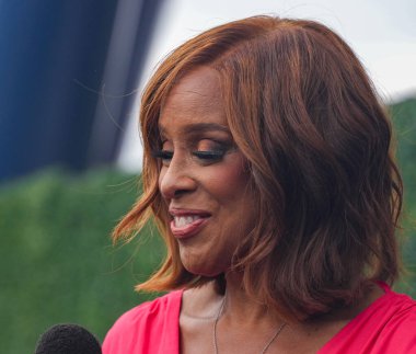 NEW YORK - 28 AĞUSTOS 2023: Amerikan televizyon kişiliği ve bu sabah New York 'taki Ulusal Tenis Merkezi' nde 2023 ABD Açık açılış gecesi seremonisinden önce mavi halıda CBS This Morning Gayle King 'in yardımcı sunucusu