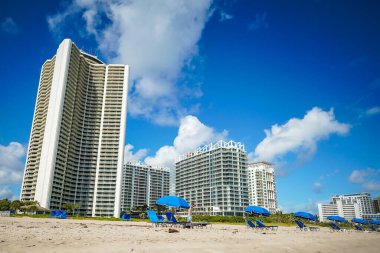 RIVIERA BEACH, FLORIDA - 7 Kasım 2023 Singer Adası 'ndaki lüks konutlar. Singer Adası, Riviera Sahili 'nin doğal plajları ve lüks otelleri olan okyanus manzaralı bir mahallesi.
