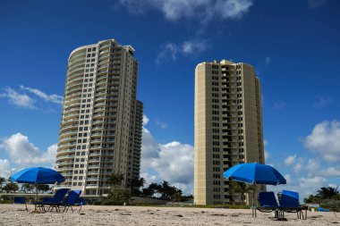 RIVIERA BEACH, FLORIDA - 7 Kasım 2023 Singer Adası 'ndaki lüks konutlar. Singer Adası, Riviera Sahili 'nin doğal plajları ve lüks otelleri olan okyanus manzaralı bir mahallesi.