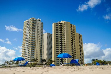 RIVIERA BEACH, FLORIDA - 7 Kasım 2023 Singer Adası 'ndaki lüks konutlar. Singer Adası, Riviera Sahili 'nin doğal plajları ve lüks otelleri olan okyanus manzaralı bir mahallesi.