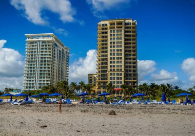 RIVIERA BEACH, FLORIDA - 7 Kasım 2023 Singer Adası 'ndaki lüks konutlar. Singer Adası, Riviera Sahili 'nin doğal plajları ve lüks otelleri olan okyanus manzaralı bir mahallesi.